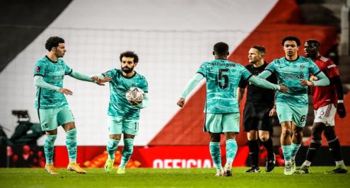 ارتباك دفاع مانشستر يونايتد يُهدي صلاح ثاني أهدافه في كلاسيكو انجلترا (فيديو)